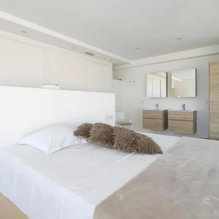 Villa Designvilla With Breathtaking View For 14 Guests *